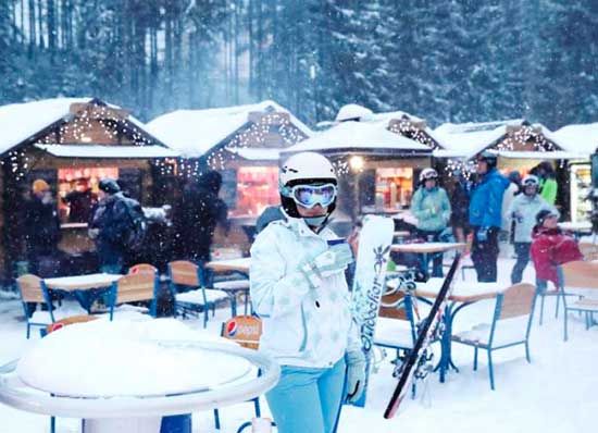 Група туристів на відпочинку в Карпатах